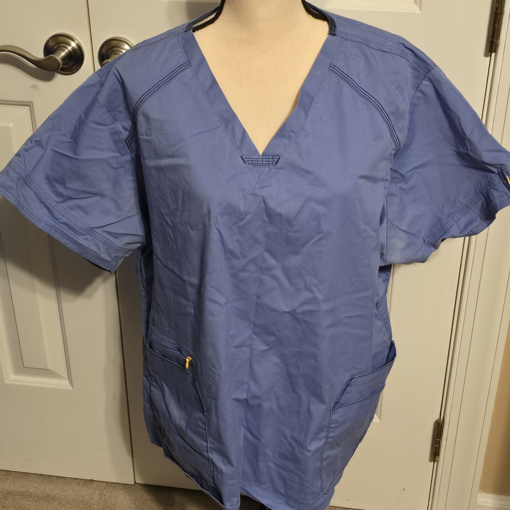 WonderWink Seven Flex Women's V-Neck Scrub Top in Periwinkle Blue